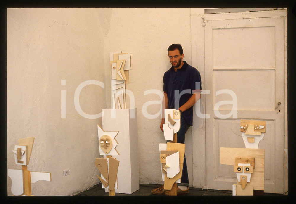 35mm vintage slide* 1995 ca ITALIA ARTE Andrea BAJ durante una mostra (6)  Diapositiva d'epoca, in formato 35 mm.CONDIZIONI: GOOD   Tutti i diritti riservati.E' severamente vietata la riproduzione. ICharta mette in vendita, sul negozio eBay e in esclusiva sul sito "icharta" il proprio archivio composto da numerose diapositive e negativi fotografici d'epoca, tutti originali e autentici, che attraversano la storia del costume italiano tra gli la fine degli anni Sessanta e Novanta.Si tratta di uno sguardo inedito sull'attualit&agrave;, la politica, la vita quotidiana, il gossip e la cultura, che fotografa il cambiamento della nazione in quest'ultimo scorcio del XX secolo. Un'occasione unica per il mercato del collezionismo, che vede finalmente disponibile un archivio eccezionale per vastit&agrave;, tematiche e condizioni, in un settore (il negativo fotografico e la diapositiva) di assoluta novit&agrave; e dalle interessanti prospettive di investimento.  originale e autentica 1