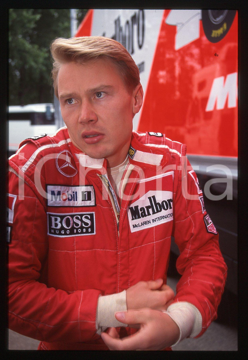 35mm vintage slide* 1995 GP SAN MARINO Mika HAKKINEN scuderia MCLAREN Ritratto 8 Diapositiva d'epoca, in formato 35 mm.CONDIZIONI: GOODTutti i diritti riservatiE' severamente vietata la riproduzione. ICharta mette in vendita, sul negozio eBay e in esclusiva sul sito "icharta" il proprio archivio composto da numerose diapositive e negativi fotografici d'epoca, tutti originali e autentici, che attraversano la storia del costume italiano tra gli la fine degli anni Sessanta e Novanta.Si tratta di uno sguardo inedito sull'attualit&agrave;, la politica, la vita quotidiana, il gossip e la cultura, che fotografa il cambiamento della nazione in quest'ultimo scorcio del XX secolo. Un'occasione unica per il mercato del collezionismo, che vede finalmente disponibile un archivio eccezionale per vastit&agrave;, tematiche e condizioni, in un settore (il negativo fotografico e la diapositiva) di assoluta novit&agrave; e dalle interessanti prospettive di investimento.  originale e autentica 1