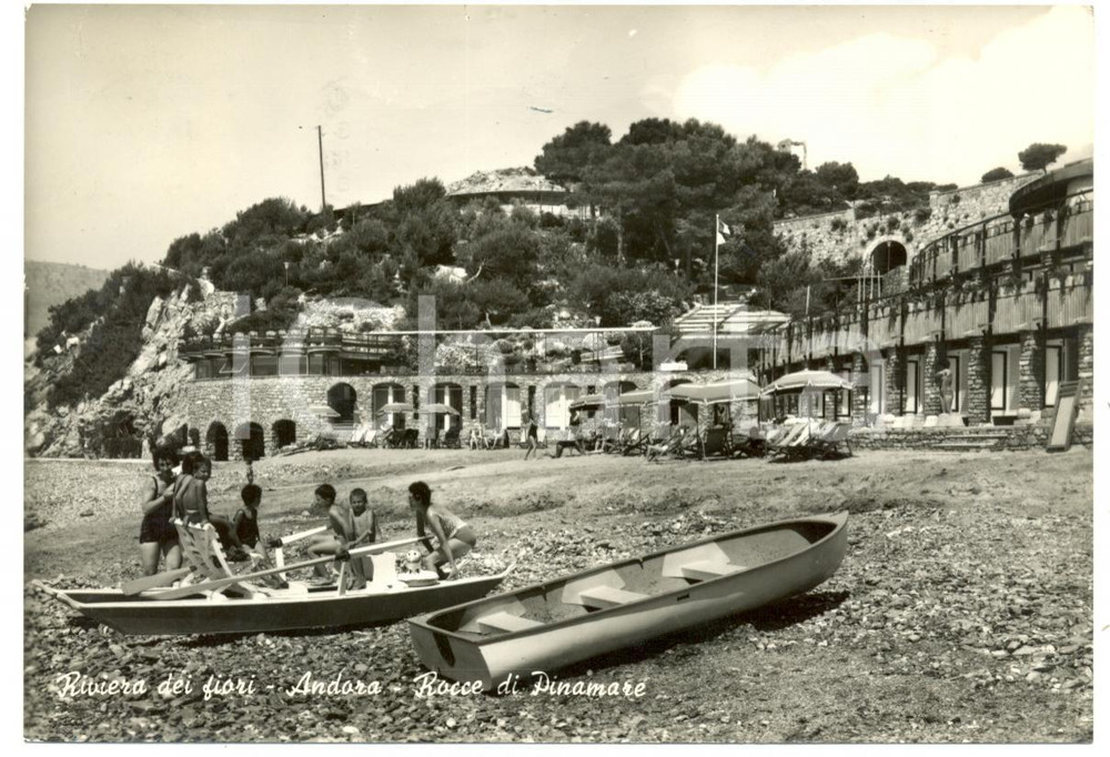 Cartolina originale da collezione 1955 ca ANDORA SV Bagnanti su spiaggia Rocce PINAMARE Cartolina ANIMATA FG VG 1