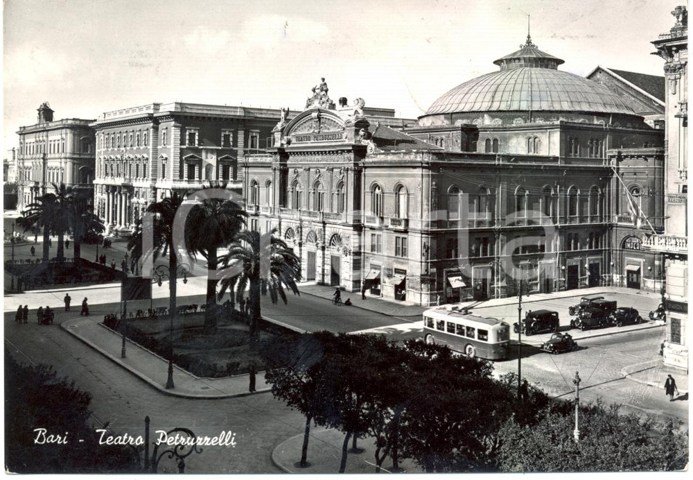 Cartolina originale da collezione 1954 BARI Scorcio del Teatro PETRUZZELLI Filobus *Cartolina ANIMATA FG VG 1