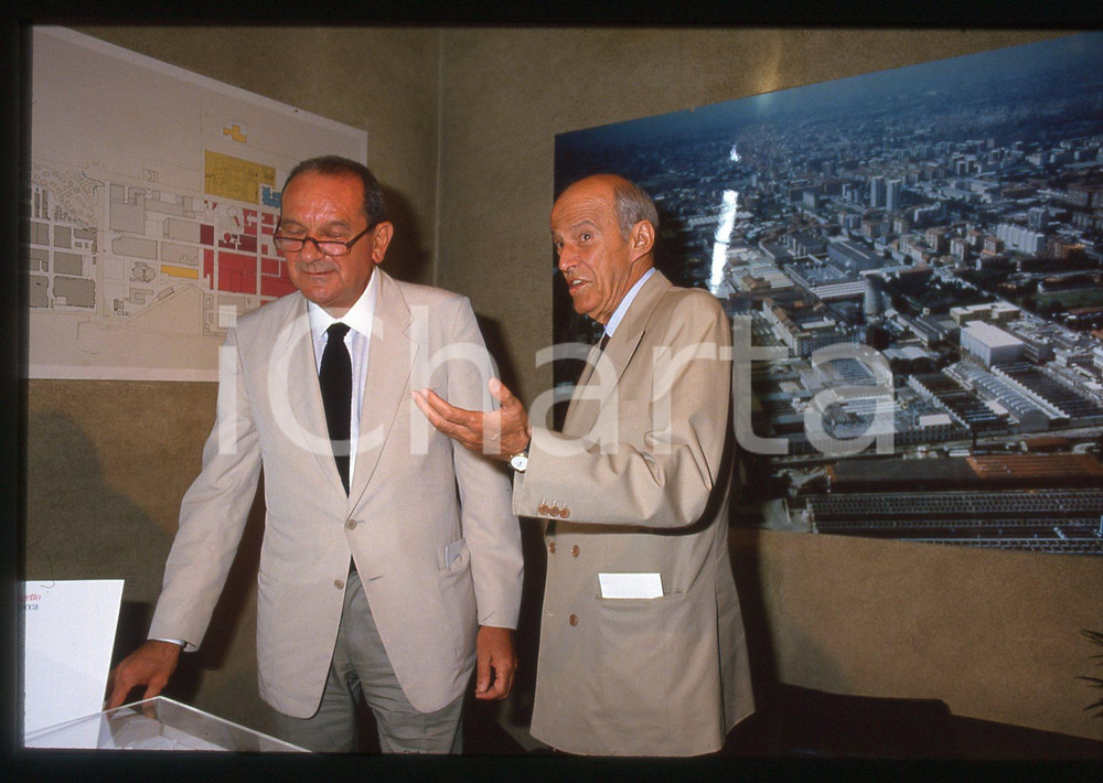 35mm vintage slide* 1985ca MILANO Gino VALLE Leopoldo PIRELLI Progetto BICOCCA 1  Diapositiva d'epoca, in formato 35 mm. Nella diapositiva compaiono Gino Valle e Leopoldo Pirelli in occasione della presentazione del progetto Bicocca, a Milano.CONDIZIONI: GOOD Tutti i diritti riservati.E' severamente vietata la riproduzione. ICharta mette in vendita, sul negozio eBay e in esclusiva sul sito "icharta" il proprio archivio composto da numerose diapositive e negativi fotografici d'epoca, tutti originali e autentici, che attraversano la storia del costume italiano tra gli la fine degli anni Sessanta e Novanta.Si tratta di uno sguardo inedito sull'attualit&agrave;, la politica, la vita quotidiana, il gossip e la cultura, che fotografa il cambiamento della nazione in quest'ultimo scorcio del XX secolo. Un'occasione unica per il mercato del collezionismo, che vede finalmente disponibile un archivio eccezionale per vastit&agrave;, tematiche e condizioni, in un settore (il negativo fotografico e la diapositiva) di assoluta novit&agrave; e dalle interessanti prospettive di investimento.  originale e autentica 1