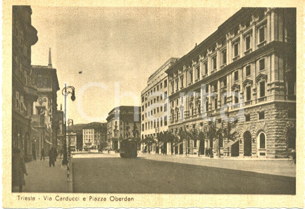Cartolina originale da collezione 1940 ca TRIESTE Via CARDUCCI e piazza OBERDAN Animata con tram Cartolina FG NV 1