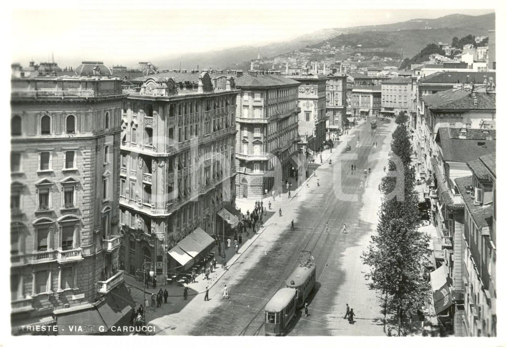 Cartolina originale da collezione 1960 ca TRIESTE VIA GIOSUE CARDUCCI Animata con tram Cartolina FG NV 1