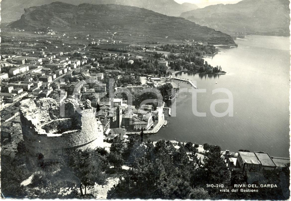 Cartolina originale da collezione 1959 RIVA DEL GARDA (TN) Vista del BASTIONE e LAGO  *Cartolina FG VG 1