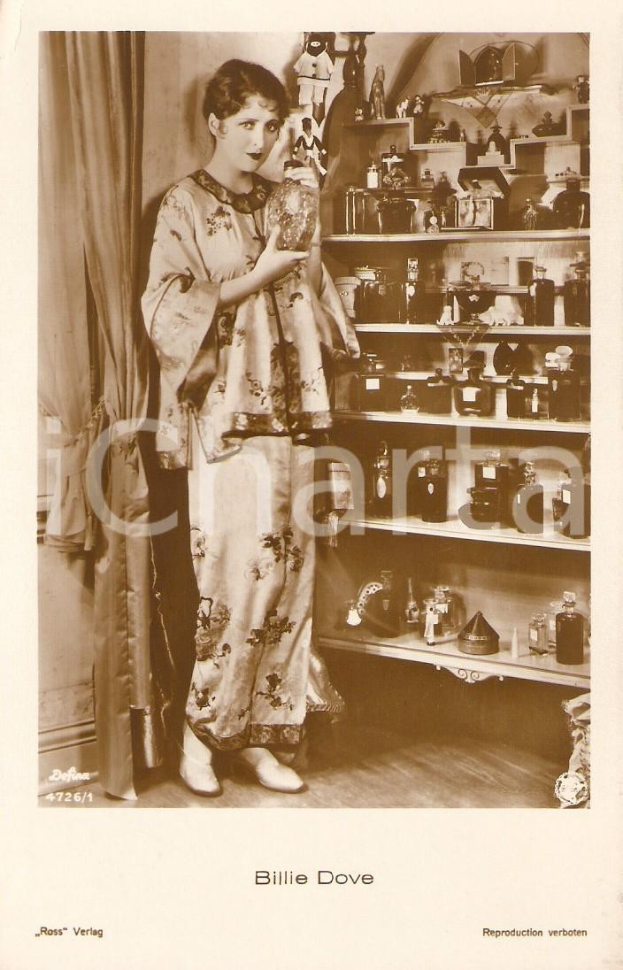 Cartolina originale da collezione 1930 ca CINEMA Attrice Billie DOVE mostra collezione di profumi *Cartolina FP NV 1