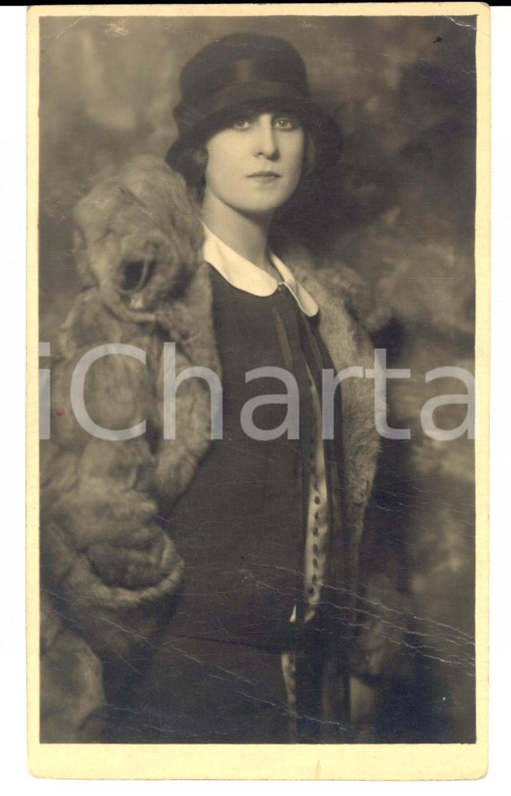Fotografia d'epoca originale 1920 ca MILANO Giovane donna in pelliccia e cappellino *Foto PAGANINI 1