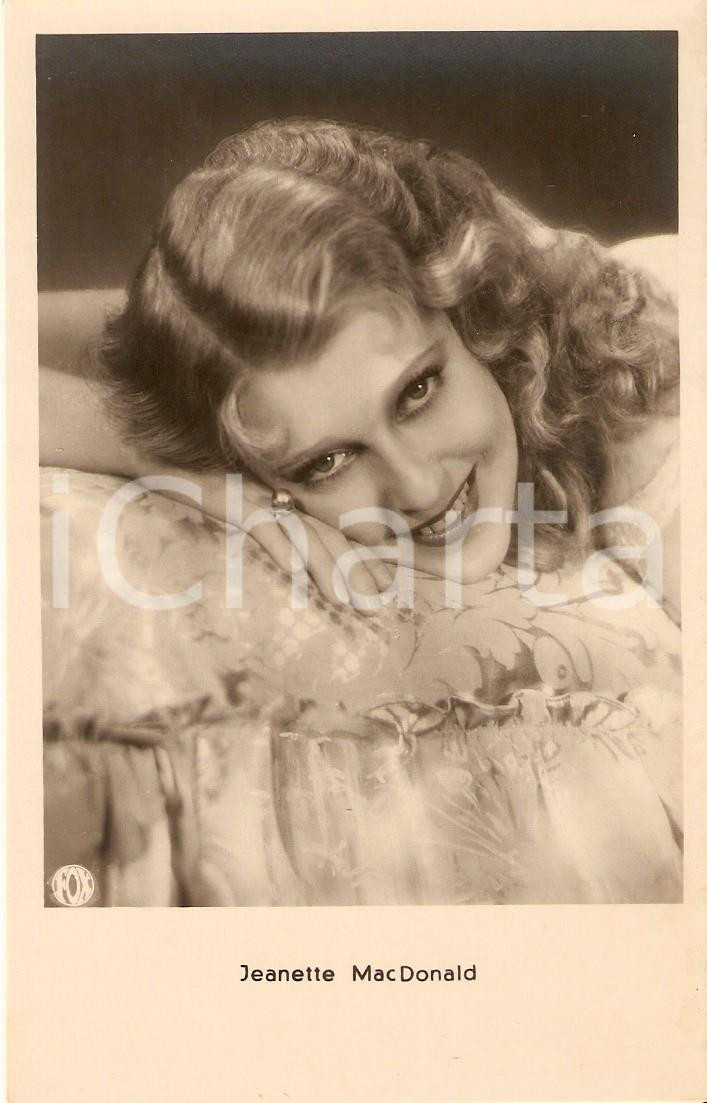 Cartolina originale da collezione 1940 ca CINEMA Actress Jeanette MacDONALD lying on bed Cartolina FP NV 1