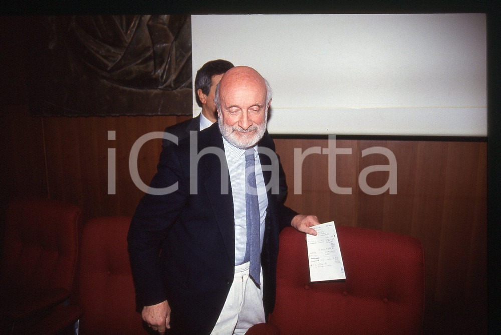 35mm vintage slide* 1990 ca COSTUME Vittorio GREGOTTI Ritratto dell'architetto 2  Diapositiva d'epoca, in formato 35 mm.CONDIZIONI: GOOD Tutti i diritti riservati.E' severamente vietata la riproduzione. ICharta mette in vendita, sul negozio eBay e in esclusiva sul sito "icharta" il proprio archivio composto da numerose diapositive e negativi fotografici d'epoca, tutti originali e autentici, che attraversano la storia del costume italiano tra gli la fine degli anni Sessanta e Novanta.Si tratta di uno sguardo inedito sull'attualit&agrave;, la politica, la vita quotidiana, il gossip e la cultura, che fotografa il cambiamento della nazione in quest'ultimo scorcio del XX secolo. Un'occasione unica per il mercato del collezionismo, che vede finalmente disponibile un archivio eccezionale per vastit&agrave;, tematiche e condizioni, in un settore (il negativo fotografico e la diapositiva) di assoluta novit&agrave; e dalle interessanti prospettive di investimento.  originale e autentica 1