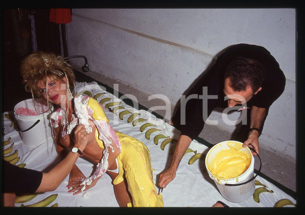 35mm vintage slide* 1995 ca COSTUME Pornostar BARBARELLA e Samuele MAZZA (12) Nella diapositiva compare la pornodiva Barbarella,pseudonimo di Virna Aloisio Bonino.Diapositiva d'epoca, in formato 35 mm.CONDIZIONI: GOODTutti i diritti riservatiE' severamente vietata la riproduzione. ICharta mette in vendita, sul negozio eBay e in esclusiva sul sito "icharta" il proprio archivio composto da numerose diapositive e negativi fotografici d'epoca, tutti originali e autentici, che attraversano la storia del costume italiano tra gli la fine degli anni Sessanta e Novanta.Si tratta di uno sguardo inedito sull'attualit&agrave;, la politica, la vita quotidiana, il gossip e la cultura, che fotografa il cambiamento della nazione in quest'ultimo scorcio del XX secolo. Un'occasione unica per il mercato del collezionismo, che vede finalmente disponibile un archivio eccezionale per vastit&agrave;, tematiche e condizioni, in un settore (il negativo fotografico e la diapositiva) di assoluta novit&agrave; e dalle interessanti prospettive di investimento.  originale e autentica 1