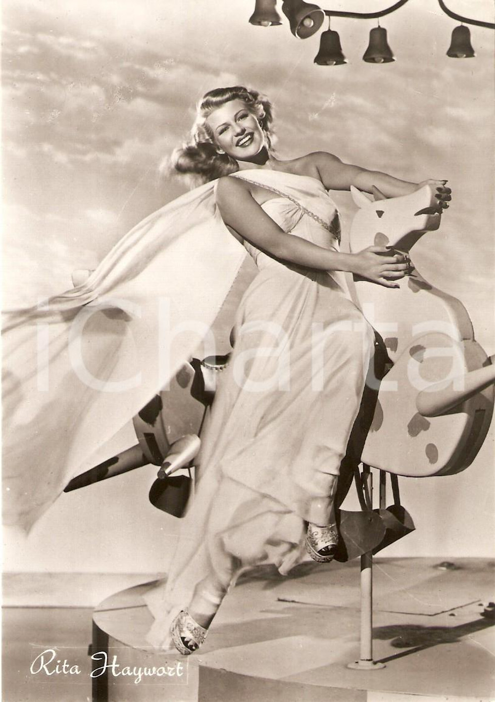 Cartolina originale da collezione 1955 ca CINEMA Attrice Rita HAYWORTH sulla giostra *Cartolina FG NV 1