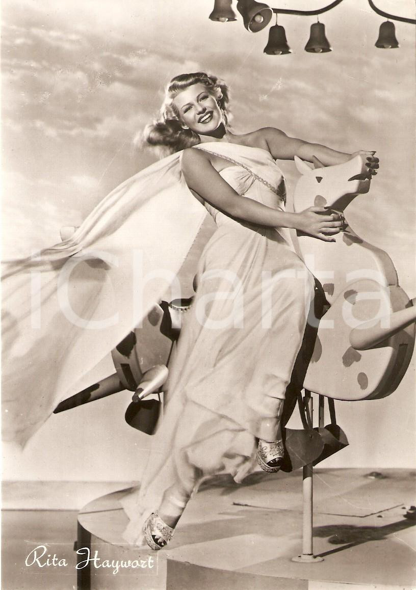 Cartolina originale da collezione 1955 ca CINEMA Attrice Rita HAYWORTH sulla giostra Cartolina FG NV 1