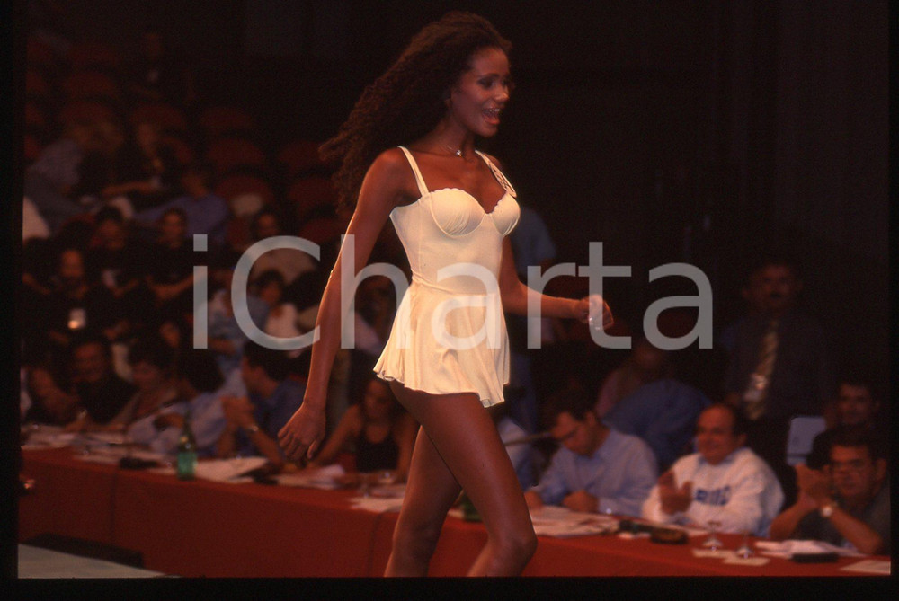35mm vintage slide* 1996 MISS ITALIA Denny MENDEZ Sfila per la giuria (1)  Diapositiva d'epoca, in formato 35 mm.  CONDIZIONI: GOOD Tutti i diritti riservati.E' severamente vietata la riproduzione. ICharta mette in vendita, sul negozio eBay e in esclusiva sul sito "icharta" il proprio archivio composto da numerose diapositive e negativi fotografici d'epoca, tutti originali e autentici, che attraversano la storia del costume italiano tra gli la fine degli anni Sessanta e Novanta.Si tratta di uno sguardo inedito sull'attualit&agrave;, la politica, la vita quotidiana, il gossip e la cultura, che fotografa il cambiamento della nazione in quest'ultimo scorcio del XX secolo. Un'occasione unica per il mercato del collezionismo, che vede finalmente disponibile un archivio eccezionale per vastit&agrave;, tematiche e condizioni, in un settore (il negativo fotografico e la diapositiva) di assoluta novit&agrave; e dalle interessanti prospettive di investimento.  originale e autentica 1