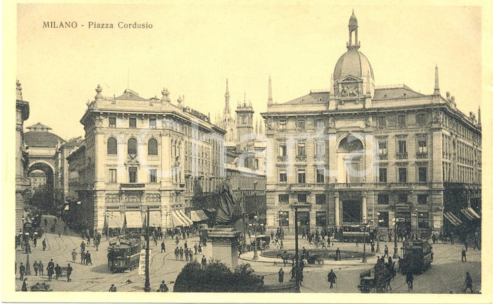 Cartolina originale da collezione 1930 circa MILANO Veduta di Piazza CORDUSIO verso il DUOMO *Cartolina FP NV 1
