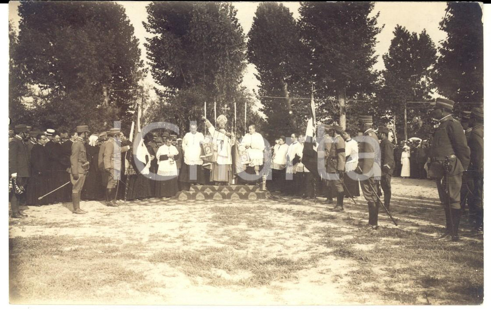 Fotografia d'epoca originale 1915 ca WW1 Vigorosa benedizione di un vescovo a cerimonia militare *Foto FP VG 1