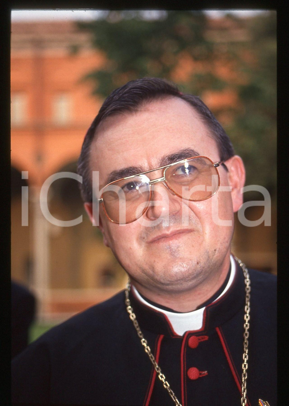 35mm vintage slide* 1993 MILANO Arcivescovo Vinko Puljić Meeting per la pace 13  Diapositiva d'epoca, in formato 35 mm. Nella diapositiva compare l'arcivescovo di Sarajevo Vinko PuljiÄ‡, ospite del VII Meeting Internazionale Interreligioso per la Pace dal titolo "Terra degli uomini, invocazioni a Dio", organizzato dalla Comunit&agrave; di Sant'Egidio e svoltosi tra il 19 e il 22 settembre 1993 a Milano.CONDIZIONI: GOOD  Tutti i diritti riservati.E' severamente vietata la riproduzione. ICharta mette in vendita, sul negozio eBay e in esclusiva sul sito "icharta" il proprio archivio composto da numerose diapositive e negativi fotografici d'epoca, tutti originali e autentici, che attraversano la storia del costume italiano tra gli la fine degli anni Sessanta e Novanta.Si tratta di uno sguardo inedito sull'attualit&agrave;, la politica, la vita quotidiana, il gossip e la cultura, che fotografa il cambiamento della nazione in quest'ultimo scorcio del XX secolo. Un'occasione unica per il mercato del collezionismo, che vede finalmente disponibile un archivio eccezionale per vastit&agrave;, tematiche e condizioni, in un settore (il negativo fotografico e la diapositiva) di assoluta novit&agrave; e dalle interessanti prospettive di investimento.  originale e autentica 1