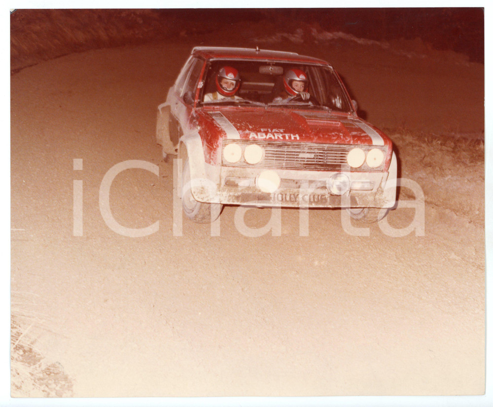 Fotografia d epoca originale 1980 ca RALLY Fiat 131 ABARTH coperta di fango durante una gara Foto JOLLY CLUB 1
