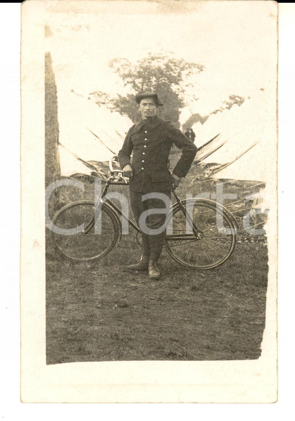 Fotografia d'epoca originale 1920 ca AREA FRANCESE Militare in campagna con la bicicletta *Fotografia FP 1