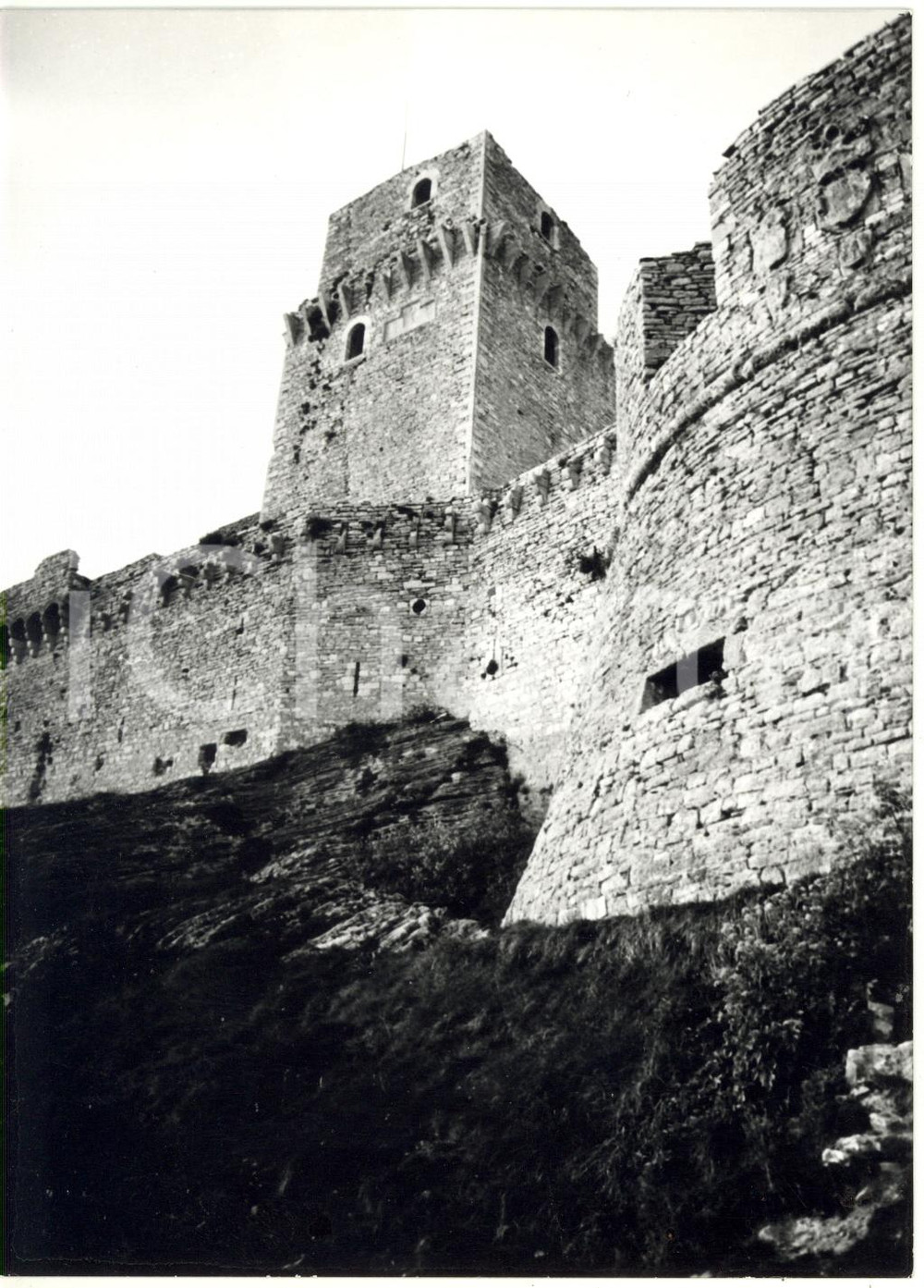 Fotografia d epoca originale 1977 ASSISI Rocca Maggiore  Scorcio dal basso della torre quadrata Foto 13x18 1