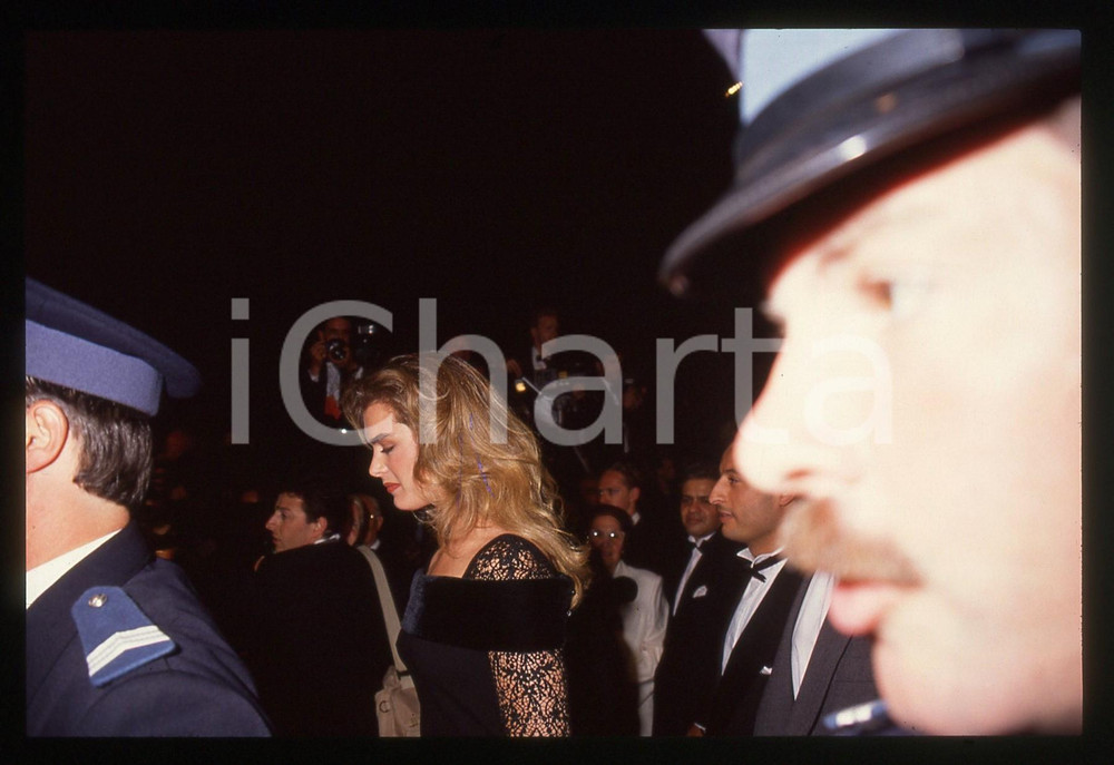 35mm vintage slide* 1990 CANNES Brooke SHIELDS tra ufficiali MARINE NATIONALE 1  Diapositiva d'epoca, in formato 35 mm. CONDIZIONI: GOOD Tutti i diritti riservati.E' severamente vietata la riproduzione. ICharta mette in vendita, sul negozio eBay e in esclusiva sul sito "icharta" il proprio archivio composto da numerose diapositive e negativi fotografici d'epoca, tutti originali e autentici, che attraversano la storia del costume italiano tra gli la fine degli anni Sessanta e Novanta.Si tratta di uno sguardo inedito sull'attualit&agrave;, la politica, la vita quotidiana, il gossip e la cultura, che fotografa il cambiamento della nazione in quest'ultimo scorcio del XX secolo. Un'occasione unica per il mercato del collezionismo, che vede finalmente disponibile un archivio eccezionale per vastit&agrave;, tematiche e condizioni, in un settore (il negativo fotografico e la diapositiva) di assoluta novit&agrave; e dalle interessanti prospettive di investimento.  originale e autentica 1