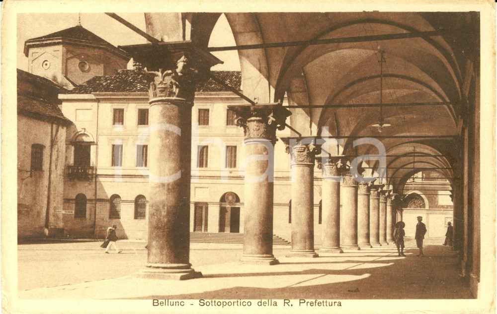 Cartolina originale da collezione 1930 ca BELLUNO Sottoportico della REGIA PREFETTURA *Cartolina animata FP NV 1