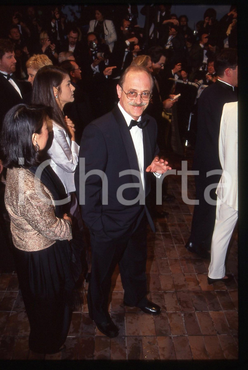 35mm vintage slide* 1996 CANNES Antonio TABUCCHI al FESTIVAL DEL CINEMA (1)   Diapositiva d'epoca, in formato 35 mm.  CONDIZIONI: GOOD   Tutti i diritti riservati.E' severamente vietata la riproduzione.  ICharta mette in vendita, sul negozio eBay e in esclusiva sul sito "icharta" il proprio archivio composto da numerose diapositive e negativi fotografici d'epoca, tutti originali e autentici, che attraversano la storia del costume italiano tra gli la fine degli anni Sessanta e Novanta.Si tratta di uno sguardo inedito sull'attualit&agrave;, la politica, la vita quotidiana, il gossip e la cultura, che fotografa il cambiamento della nazione in quest'ultimo scorcio del XX secolo. Un'occasione unica per il mercato del collezionismo, che vede finalmente disponibile un archivio eccezionale per vastit&agrave;, tematiche e condizioni, in un settore (il negativo fotografico e la diapositiva) di assoluta novit&agrave; e dalle interessanti prospettive di investimento.   originale e autentica 1