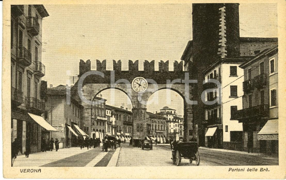 Cartolina originale da collezione 1926 VERONA I portoni della BRA' con passanti e calessi *Cartolina animata FP VG 1