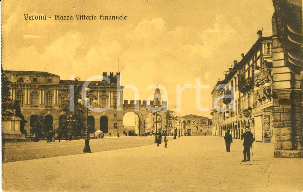 Cartolina originale da collezione 1915 ca VERONA Piazza VITTORIO EMANUELE con passanti *Cartolina animata FP NV 1
