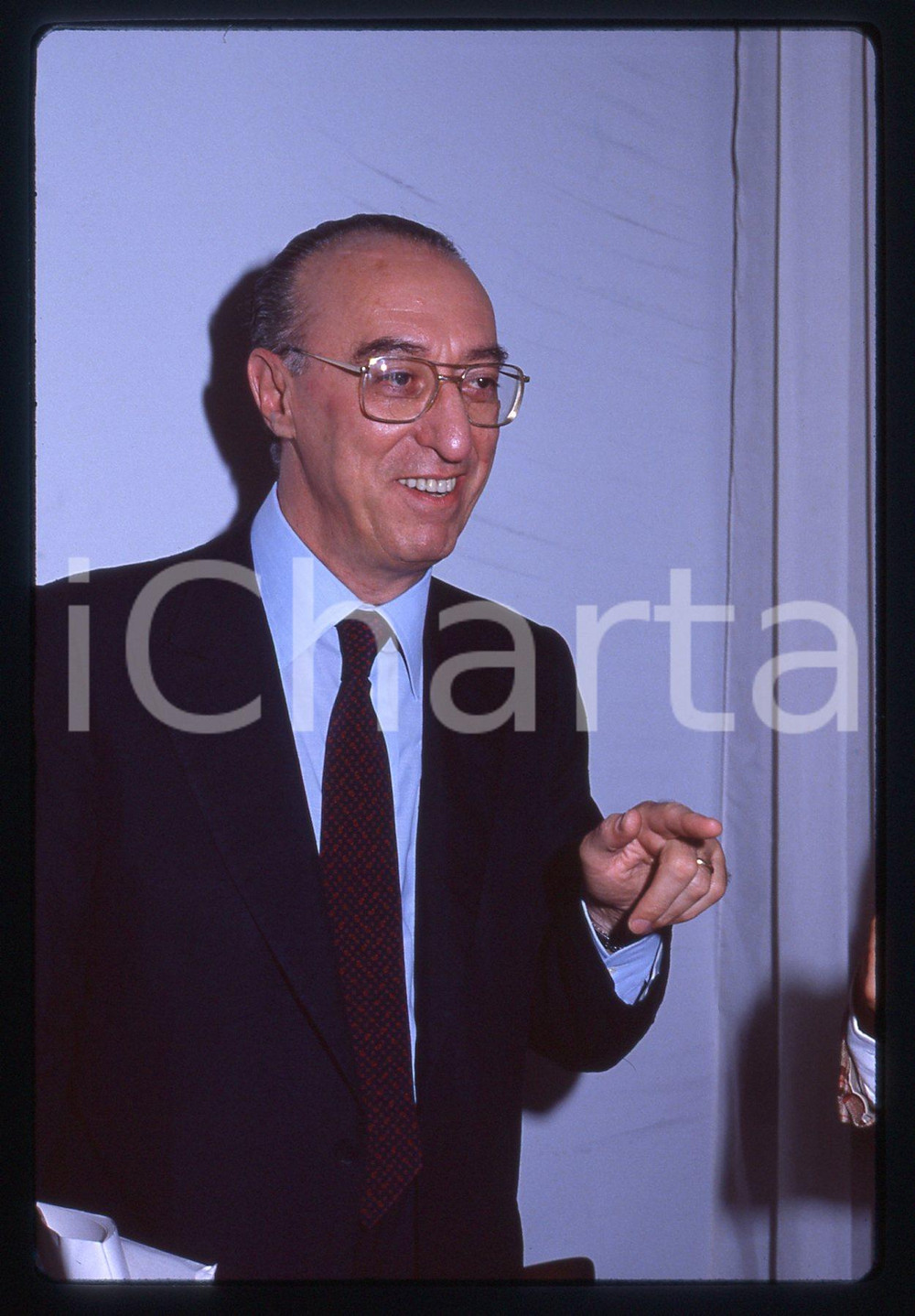 35mm vintage slide* 1990 ca POLITICA Vito SCALIA Ritratto esponente DC - CISL 3  Diapositiva d'epoca, in formato 35 mm.CONDIZIONI: GOOD  Tutti i diritti riservati.E' severamente vietata la riproduzione. ICharta mette in vendita, sul negozio eBay e in esclusiva sul sito "icharta" il proprio archivio composto da numerose diapositive e negativi fotografici d'epoca, tutti originali e autentici, che attraversano la storia del costume italiano tra gli la fine degli anni Sessanta e Novanta.Si tratta di uno sguardo inedito sull'attualit&agrave;, la politica, la vita quotidiana, il gossip e la cultura, che fotografa il cambiamento della nazione in quest'ultimo scorcio del XX secolo. Un'occasione unica per il mercato del collezionismo, che vede finalmente disponibile un archivio eccezionale per vastit&agrave;, tematiche e condizioni, in un settore (il negativo fotografico e la diapositiva) di assoluta novit&agrave; e dalle interessanti prospettive di investimento.  originale e autentica 1