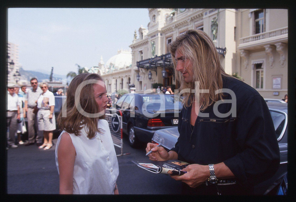 1994 MONTE CARLO Fabio LANZONI Fabulous Fabio portrait *35mm VINTAGE SLIDE 2  Diapositiva originale d'epoca, in formato 35 mm. Tutti i diritti riservati.E' severamente vietata la riproduzione. ICharta mette in vendita, sul negozio eBay e in esclusiva sul sito "icharta" il proprio archivio composto da numerose diapositive e negativi fotografici d'epoca, tutti originali e autentici, che attraversano la storia del costume italiano tra gli la fine degli anni Sessanta e Novanta.Si tratta di uno sguardo inedito sull'attualità, la politica, la vita quotidiana, il gossip e la cultura, che fotografa il cambiamento della nazione in quest'ultimo scorcio del XX secolo. Un'occasione unica per il mercato del collezionismo, che vede finalmente disponibile un archivio eccezionale per vastità, tematiche e condizioni, in un settore (il negativo fotografico e la diapositiva) di assoluta novità e dalle interessanti prospettive di investimento. CONDIZIONI:FAIR/discretoFORMATO: 35mm originale e autentica 1