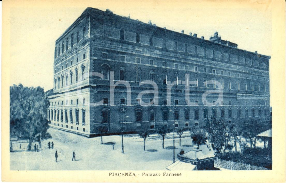 Cartolina originale da collezione 1930 ca PIACENZA Veduta esterna di Palazzo FARNESE con passanti *ANIMATA FP NV 1