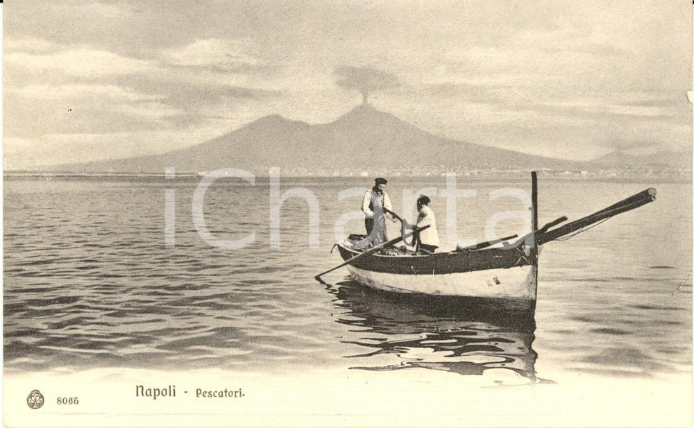 Cartolina originale da collezione 1920 ca NAPOLI Pescatori in barca nel golfo con il VESUVIO sullo sfondo ANIMATA 1