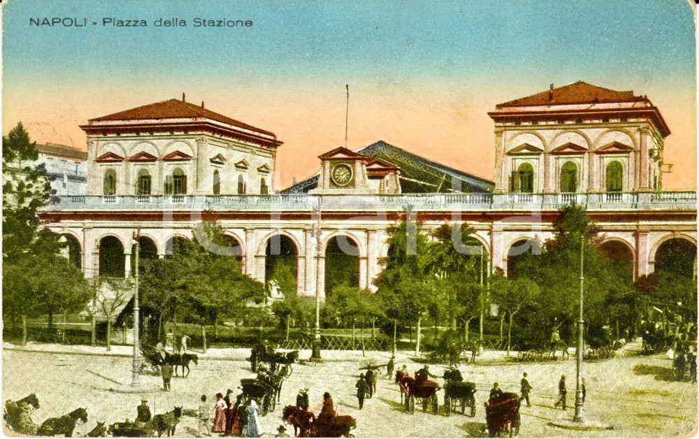 Cartolina originale da collezione 1910 ca NAPOLI La piazza davanti alla STAZIONE CENTRALE Cartolina ANIMATA FP NV 1