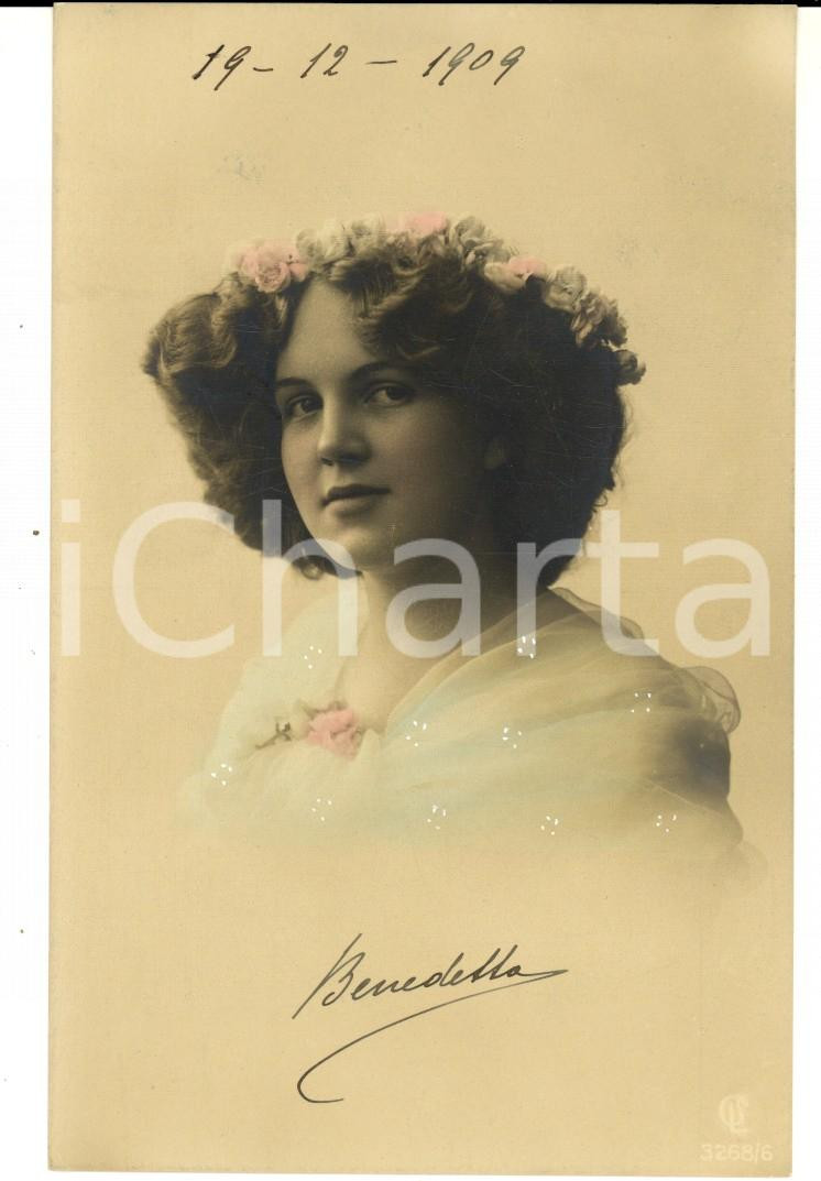 Cartolina originale da collezione 1909 Giovane romantica con una coroncina di rose Cartolina VINTAGE ing. BONELLI 1