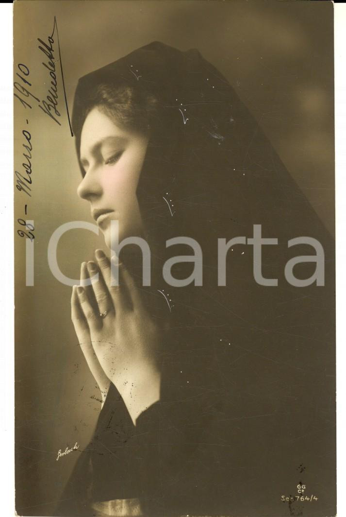 Cartolina originale da collezione 1910 COSTUME Giovane penitente in preghiera Cartolina VINTAGE ing. BONELLI 1