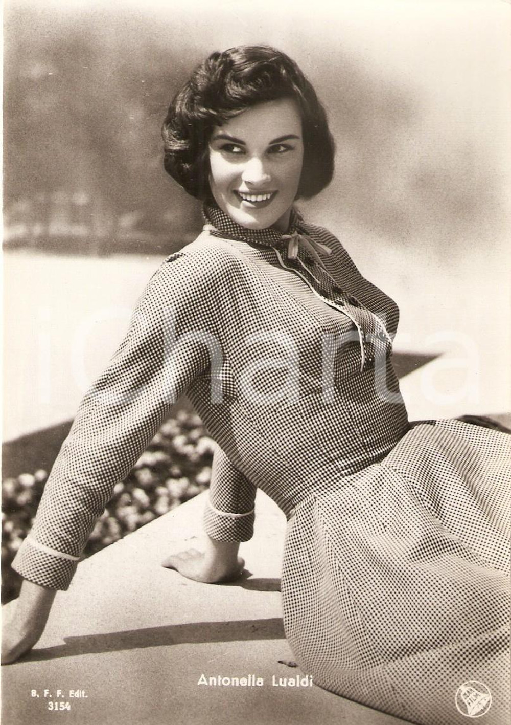 Cartolina originale da collezione 1950 ca CINEMA Actress Antonella LUALDI wears a dress *Cartolina FG NV 1