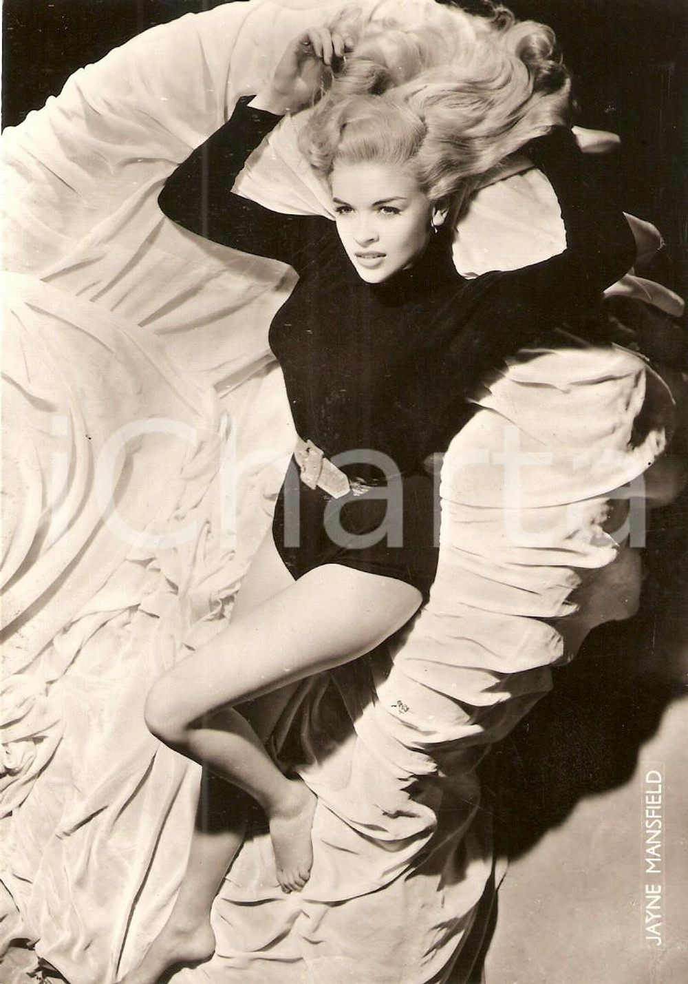 Cartolina originale da collezione 1960 ca CINEMA Actress Jayne MANSFIELD lying on the bed *Cartolina FG NV 1