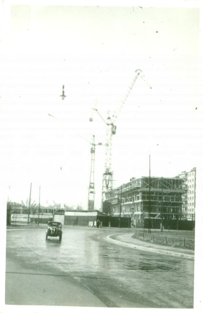 Cartolina originale da collezione 1945 ca MILANO FIERA Gru lavori in corso nei cantieri edili Cartolina ANIMATA 1