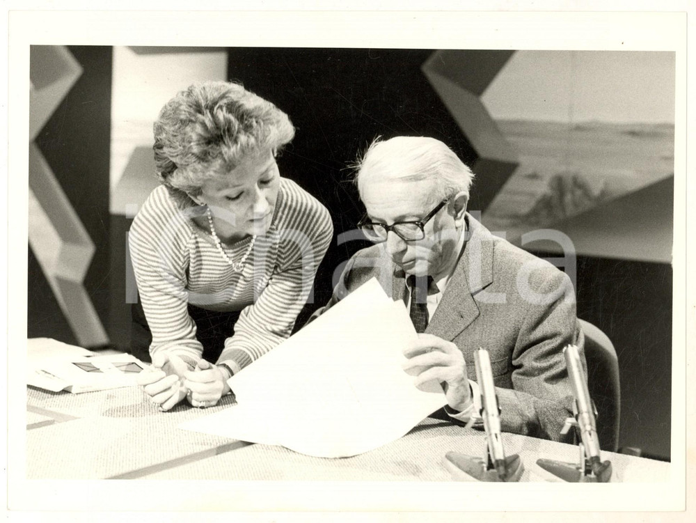 Fotografia d epoca originale 1985 ca RAI UNO  FILM DOSSIER Enzo BIAGI con la figlia Bice Foto 24x18 cm 1