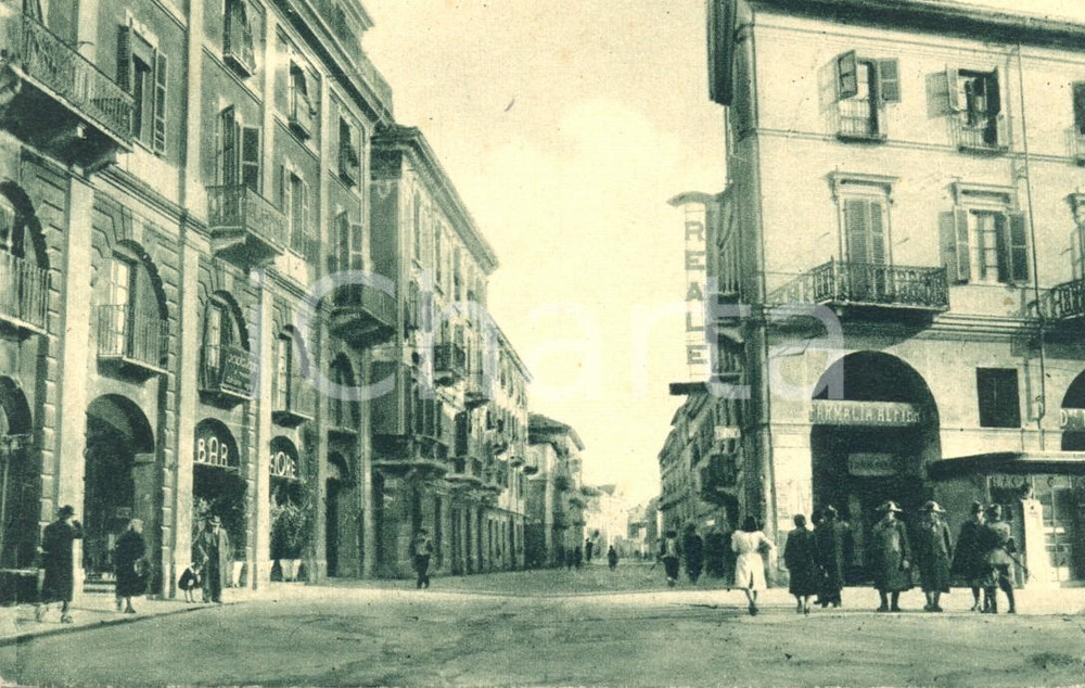 Cartolina originale da collezione 1945 ASTI Scorcio Corso ALFIERI con farmacia e Bar FIORE Cartolina ANIMATA FP VG 1