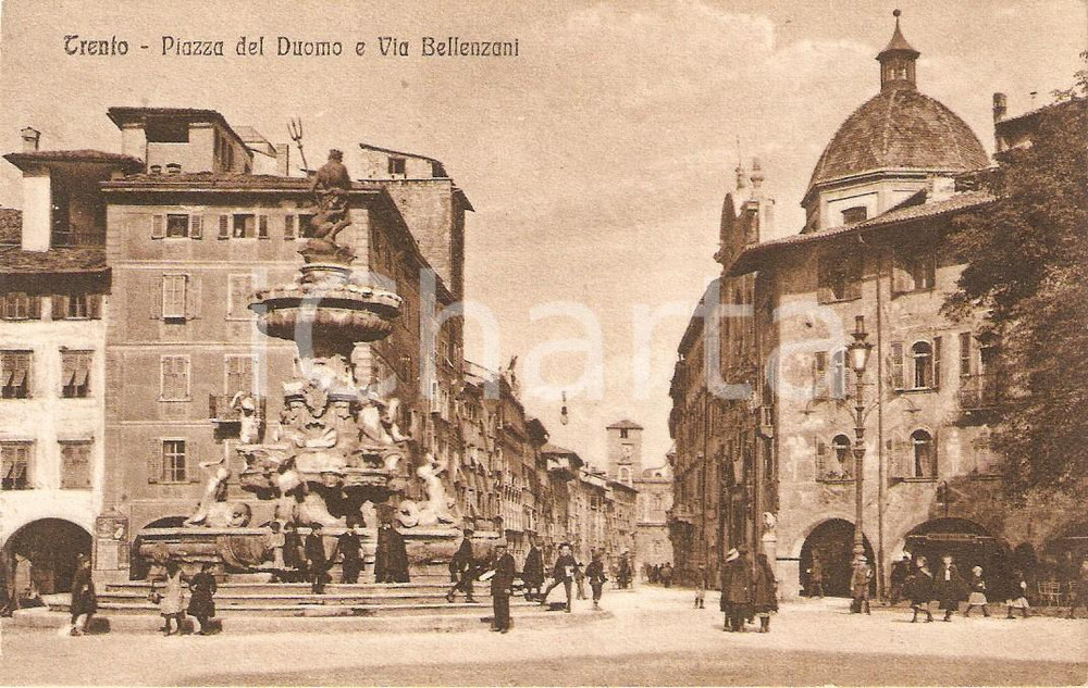 Cartolina originale da collezione 1925 ca TRENTO Via BELLINZANI e Fontana del NETTUNO Cartolina ANIMATA FP NV 1