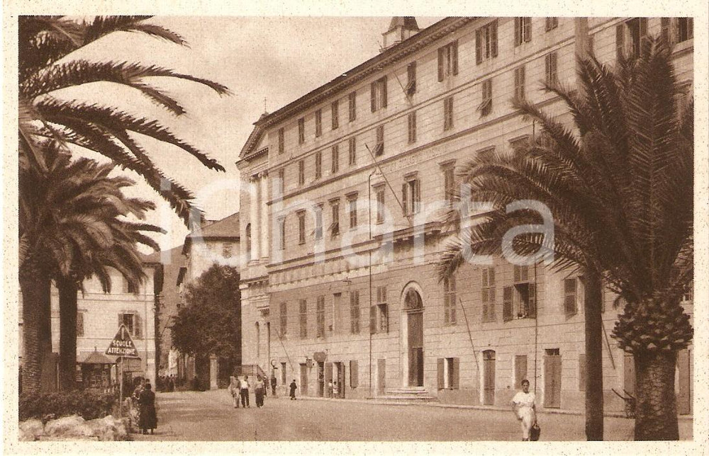 Cartolina originale da collezione 1940 ca IMPERIA Istituto scolastico in Piazza ULISSE CALVI *Cartolina ANIMATA FP 1