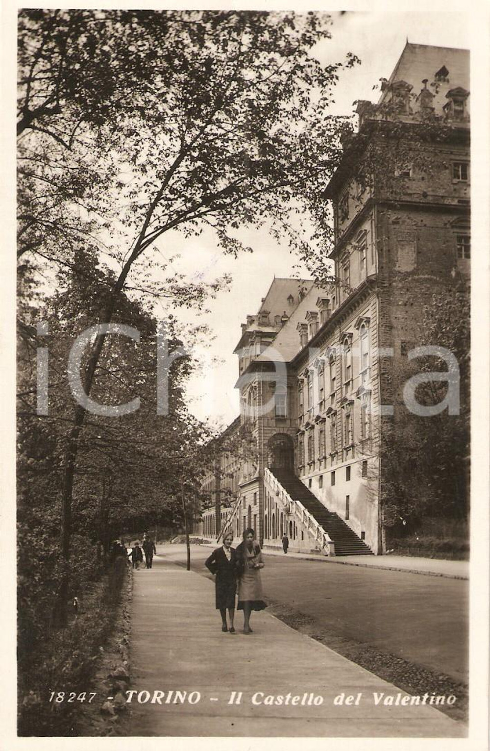 Cartolina originale da collezione 1935 TORINO Donne a passeggio al Castello del VALENTINO *Cartolina FP VG 1