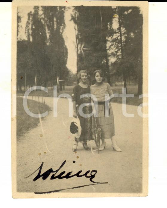 Fotografia d epoca originale 1922 MILANO Parco SEMPIONE Coppia di amiche a passeggio Foto VINTAGE 6x8 1
