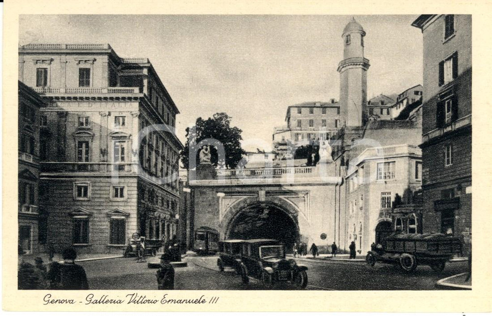 Cartolina originale da collezione 1940 ca GENOVA Auto tram passanti all imbocco di Galleria VITTORIO EMANUELE III 1