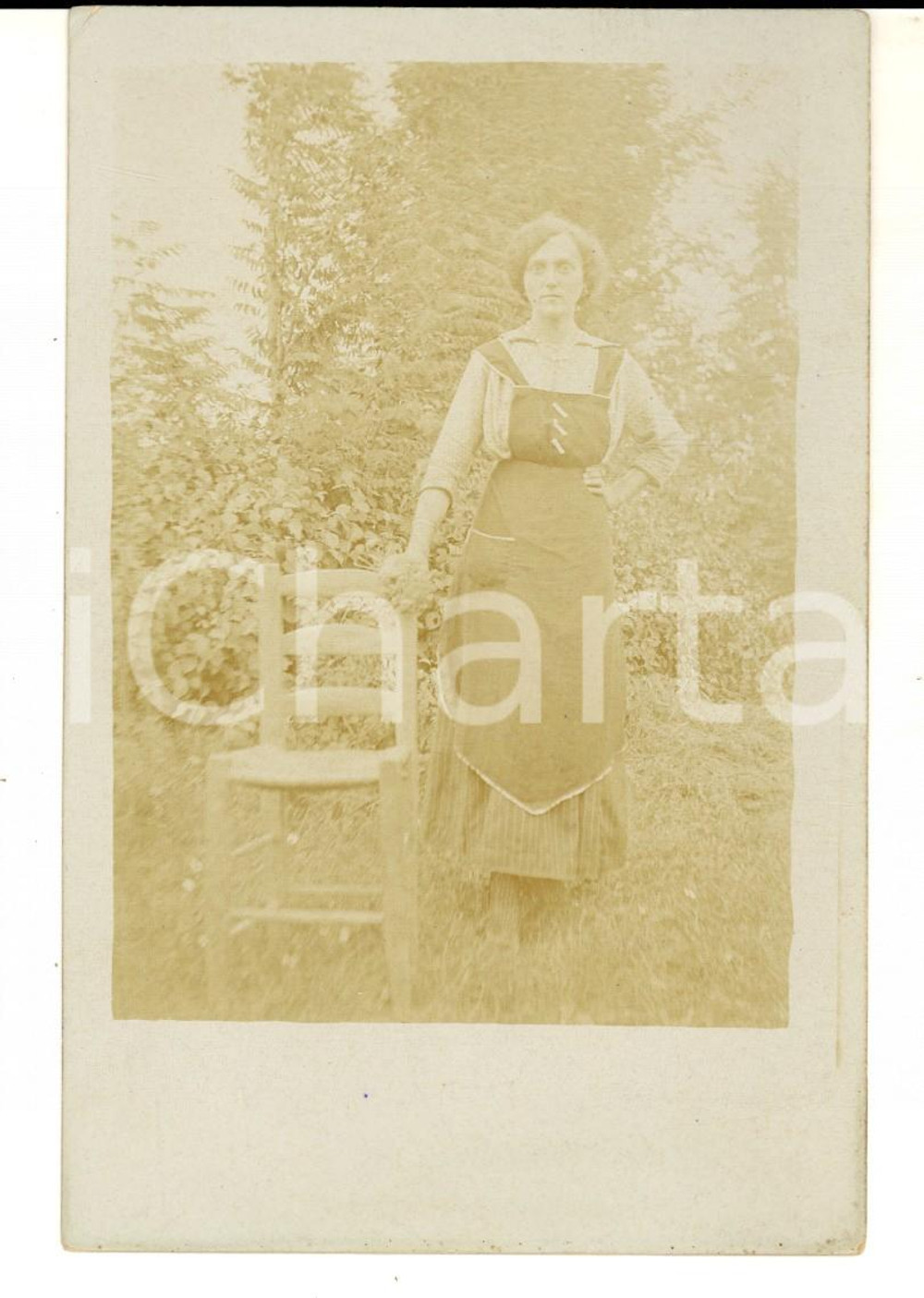 Fotografia d epoca originale 1920 ca AREA LOMBARDA Una cameriera in giardino Foto cartolina VINTAGE 1