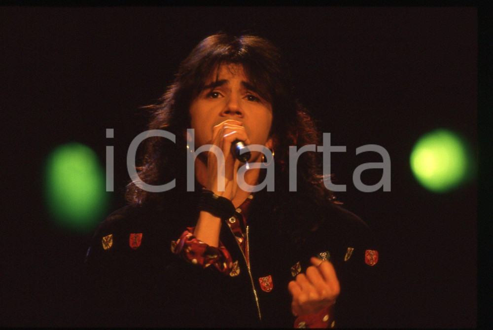 35mm vintage slide* 1988 FESTIVAL DI SANREMO Miki PORRU Ritratto del cantante 4  Diapositiva d'epoca, in formato 35 mm. CONDIZIONI: GOOD  Tutti i diritti riservati.E' severamente vietata la riproduzione. ICharta mette in vendita, sul negozio eBay e in esclusiva sul sito "icharta" il proprio archivio composto da numerose diapositive e negativi fotografici d'epoca, tutti originali e autentici, che attraversano la storia del costume italiano tra gli la fine degli anni Sessanta e Novanta.Si tratta di uno sguardo inedito sull'attualit&agrave;, la politica, la vita quotidiana, il gossip e la cultura, che fotografa il cambiamento della nazione in quest'ultimo scorcio del XX secolo. Un'occasione unica per il mercato del collezionismo, che vede finalmente disponibile un archivio eccezionale per vastit&agrave;, tematiche e condizioni, in un settore (il negativo fotografico e la diapositiva) di assoluta novit&agrave; e dalle interessanti prospettive di investimento.  originale e autentica 1