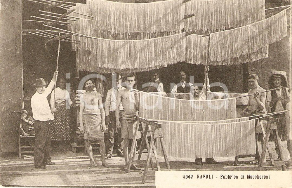 Cartolina originale da collezione 1920 ca NAPOLI Fabbrica di maccheroni Operai agli essiccatoi per pasta Cartolina 1
