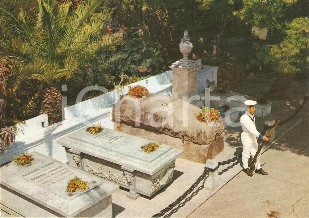 Cartolina originale da collezione 1980 ca CAPRERA (OT) Marinaio di guardia alla tomba di Giuseppe GARIBALDI *FG NV 1