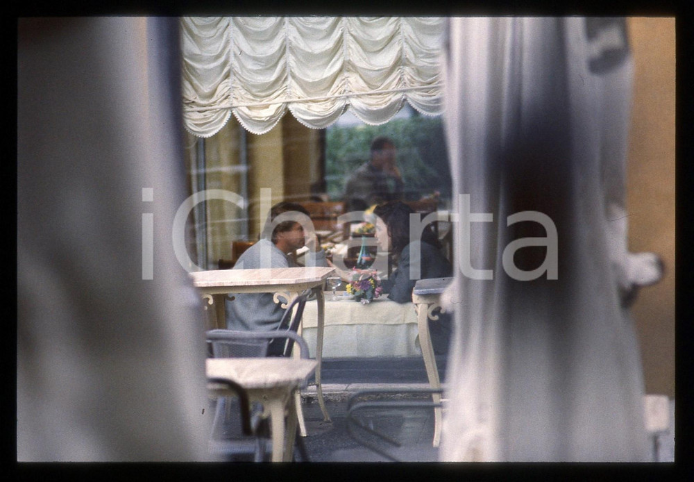 35mm vintage slide* 1990 ca COSTUME René ARNOUX paparazzato al ristorante (2)