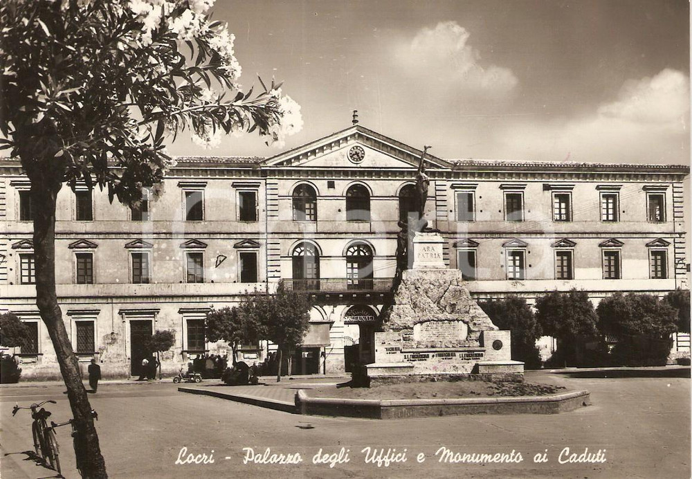 Cartolina originale da collezione 1958 LOCRI RC Palazzo degli Uffici TRIBUNALE Monumento ai Caduti Cartolina FG 1